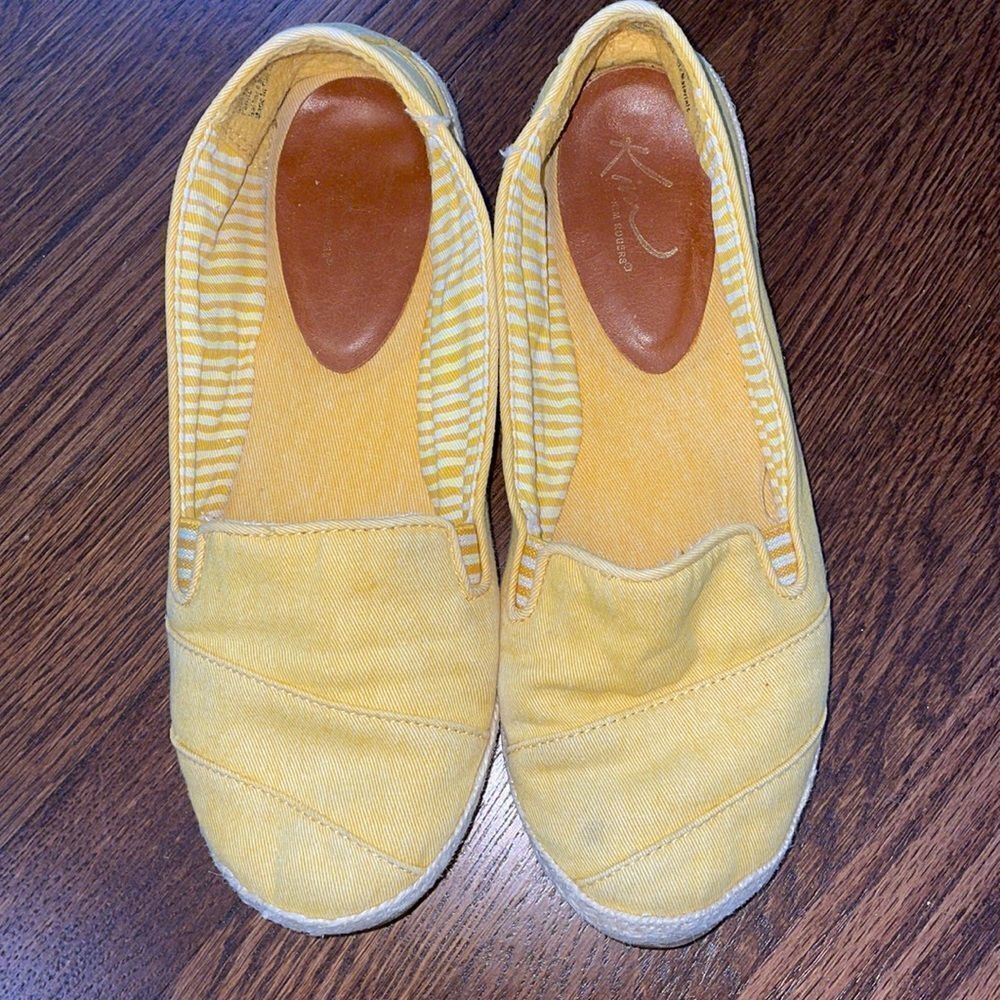 Kim Rogers “Fedora” yellow cloth slip on flats‎